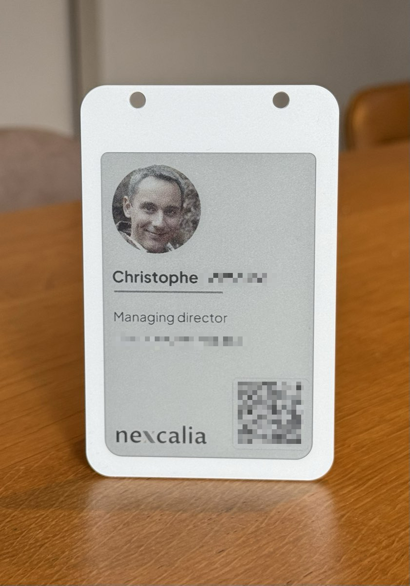 Badge visiteur E-ink personnalisé avec nom, photo et QR code