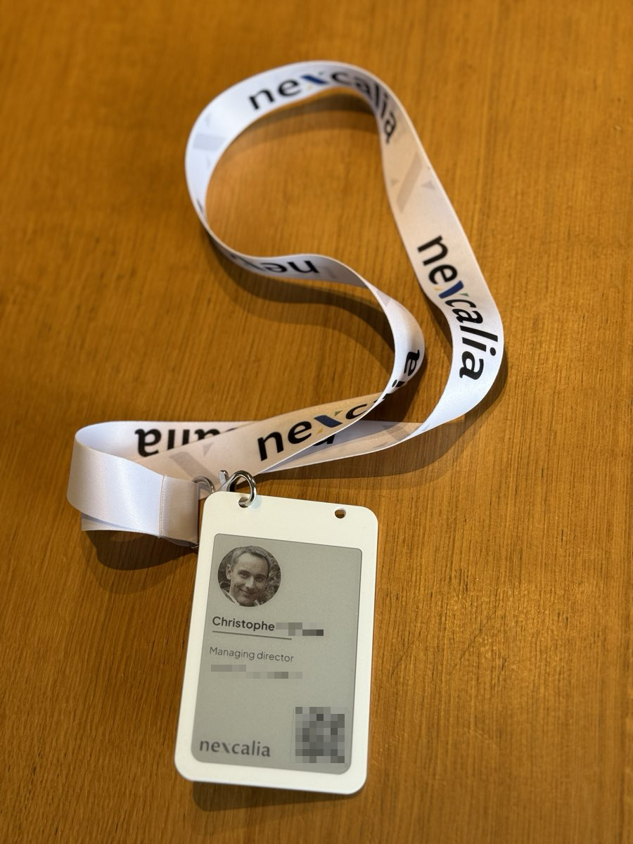 Badge E-ink Nexcalia avec lanyard personnalisé